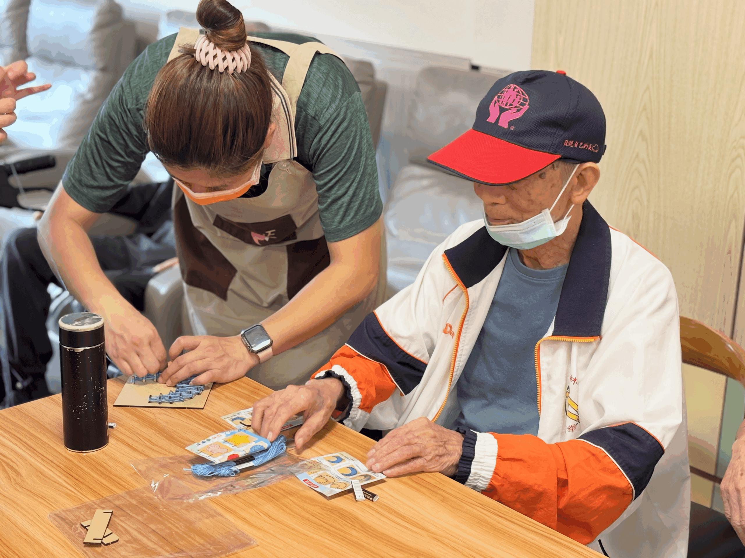 日照中心不像醫院那樣冰冷，而是像社區型的「長輩學園」，也可以理解成高齡版的「托兒所」的概念。在這裡，每天都有安排好的活動、專人照護與健康管理，讓長輩的每一天都有重心、有期待。以下我們也大致分享長輩在這裡的一天會做哪些事情！