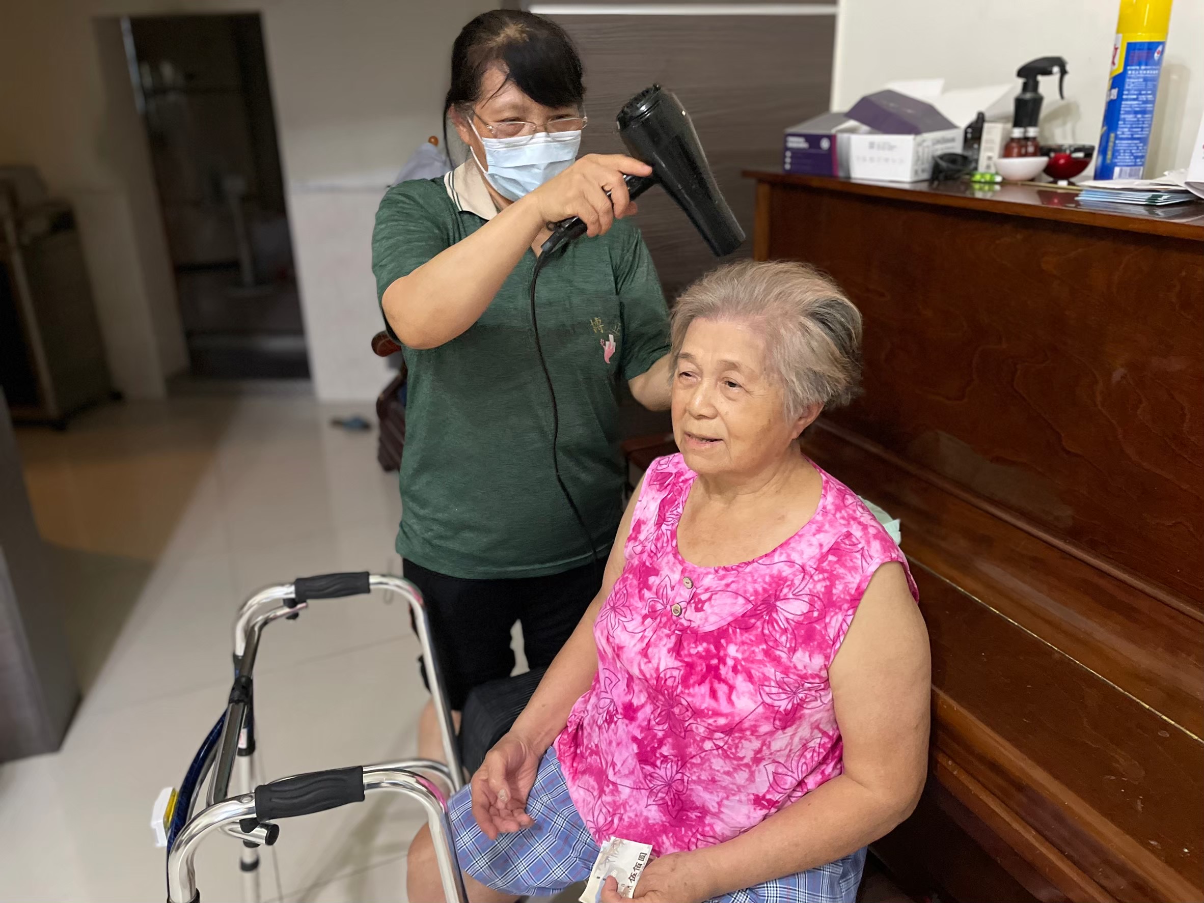 當面臨長輩需要協助時，很多家庭都會感到困惑：「到底該選居家照護？還是讓長輩去日照中心或是住到護理之家？」不同服務模式，適合的對象與生活型態都不一樣，下面這張比較表幫你快速掌握差異：