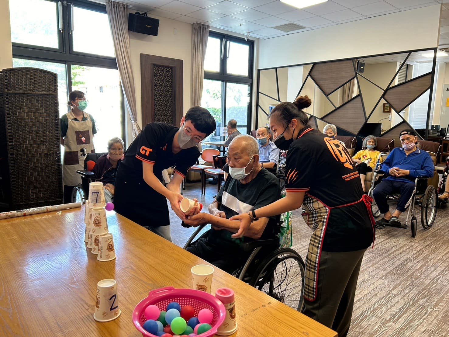 照顧費用（含膳食費） 半日型：每人每日約新台幣 340～645元 全日型：每人每日約新台幣 675～1285元（依據長照等級而定）