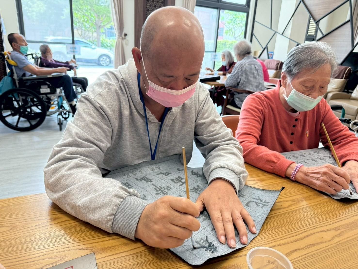 日間照顧中心（簡稱日照中心），是長照2.0服務中的一環，提供65歲以上長輩、50歲以上失智症患者在白天的照顧服務，協助家庭減輕照顧負擔。 與安養中心、護理之家不同，日照中心屬於「非住宿型」照顧服務，長輩早上到中心、晚上回家，就像孩子上學一樣，白天在安全環境中接受專業照護、參與活動、享用餐食，也能進行簡單的復健訓練。 