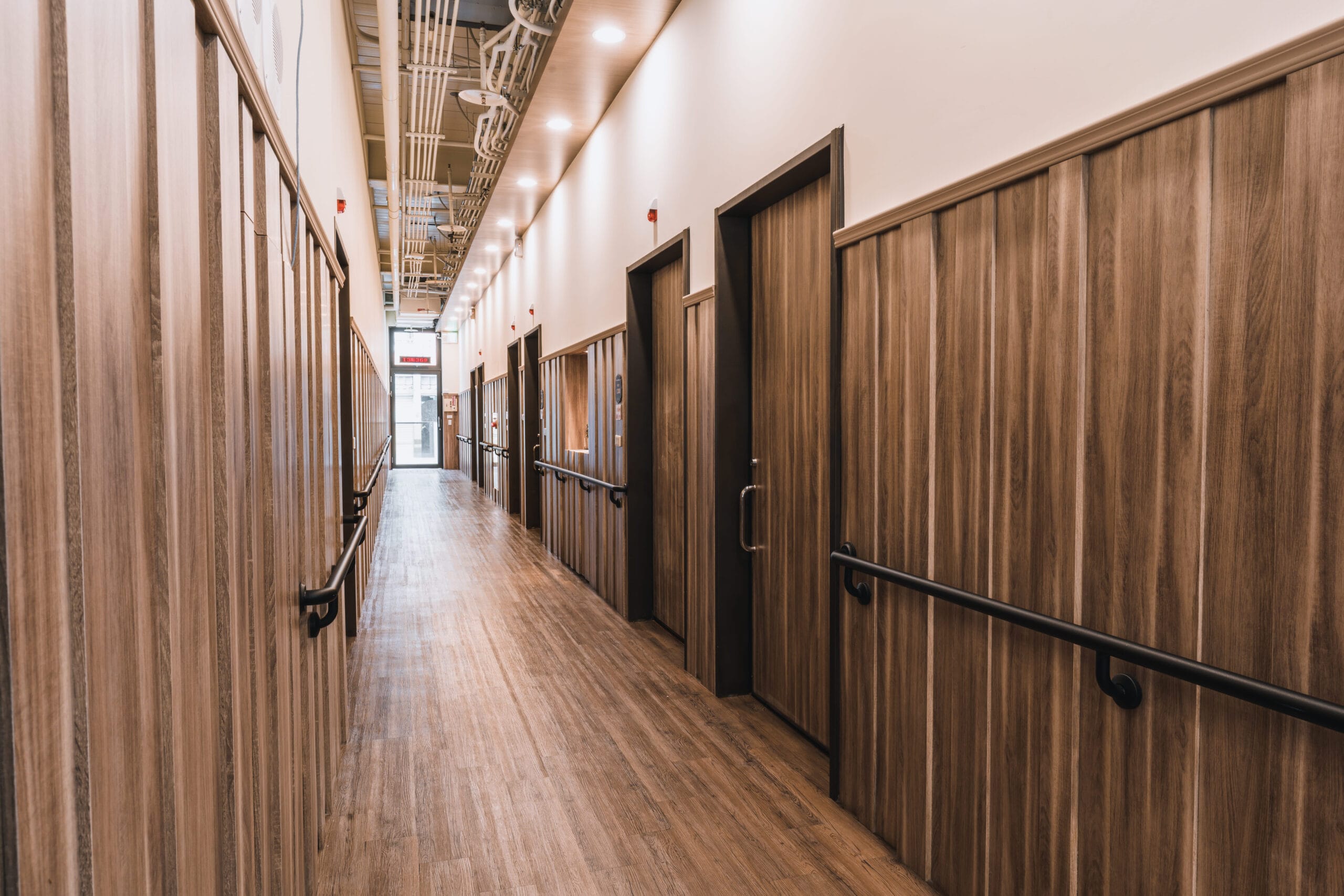 自費入住流程如下 聯繫機構： 直接撥打護理之家電話或現場洽詢是否有空床 安排參觀與評估： 家屬帶長輩或提供醫療資料，確認是否符合入住條件 填寫申請表與同意書： 含醫療資訊、聯絡人、費用確認等 安排入住日期，搬遷入內