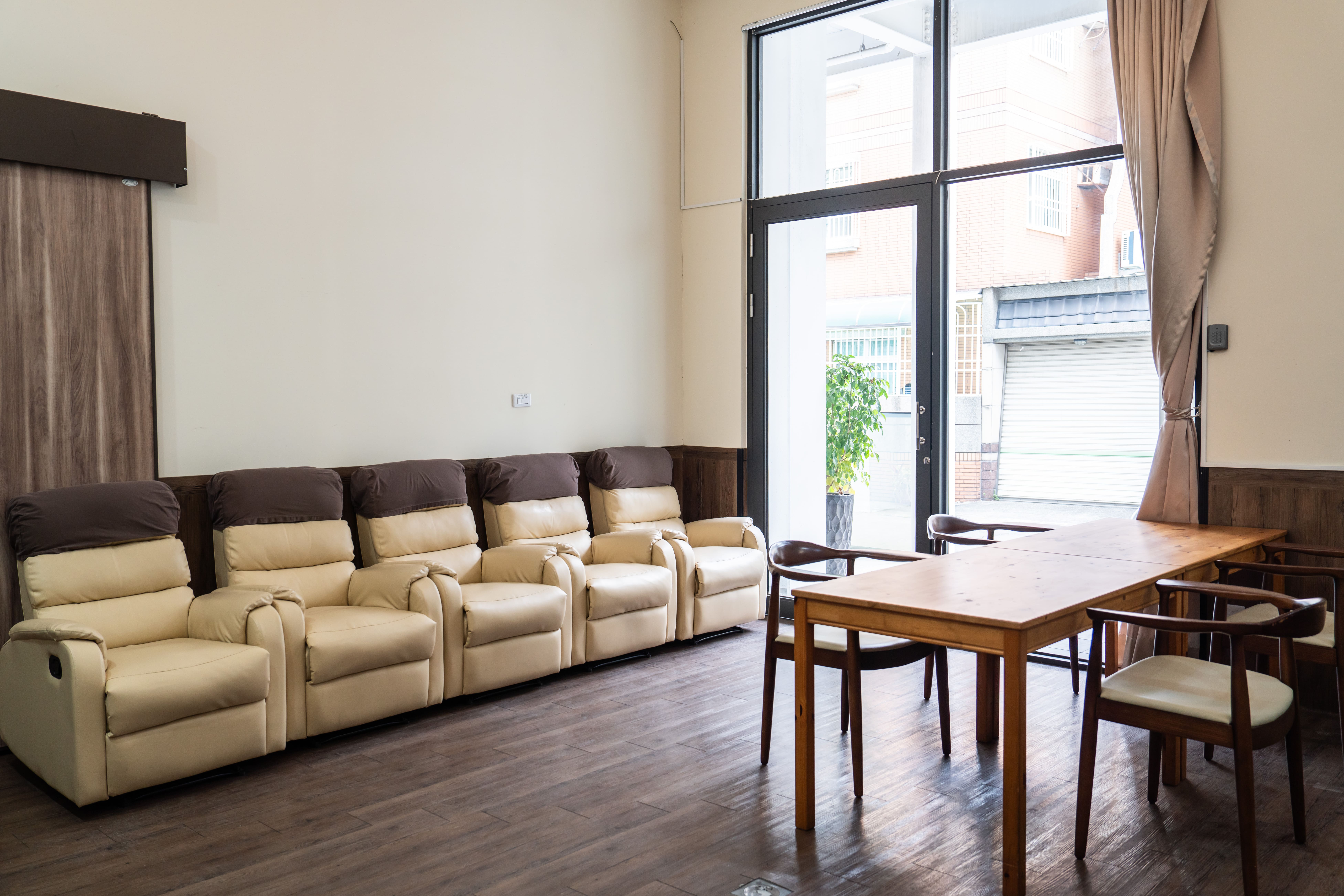 選擇日照中心一定要看照護比、環境、活動課程，能不能符合長輩需求。