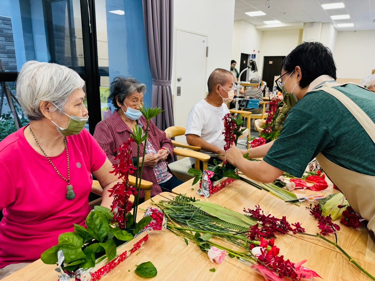 日照中心申請資格(服務對象) 長照3.0之後,有擴大補助範圍,只要符合以下條件者,大多能申請日照中心: 65 歲以上長者 55 歲以上原住民 領有身心障礙證明(不限年齡) 失智症患者(不限年齡)