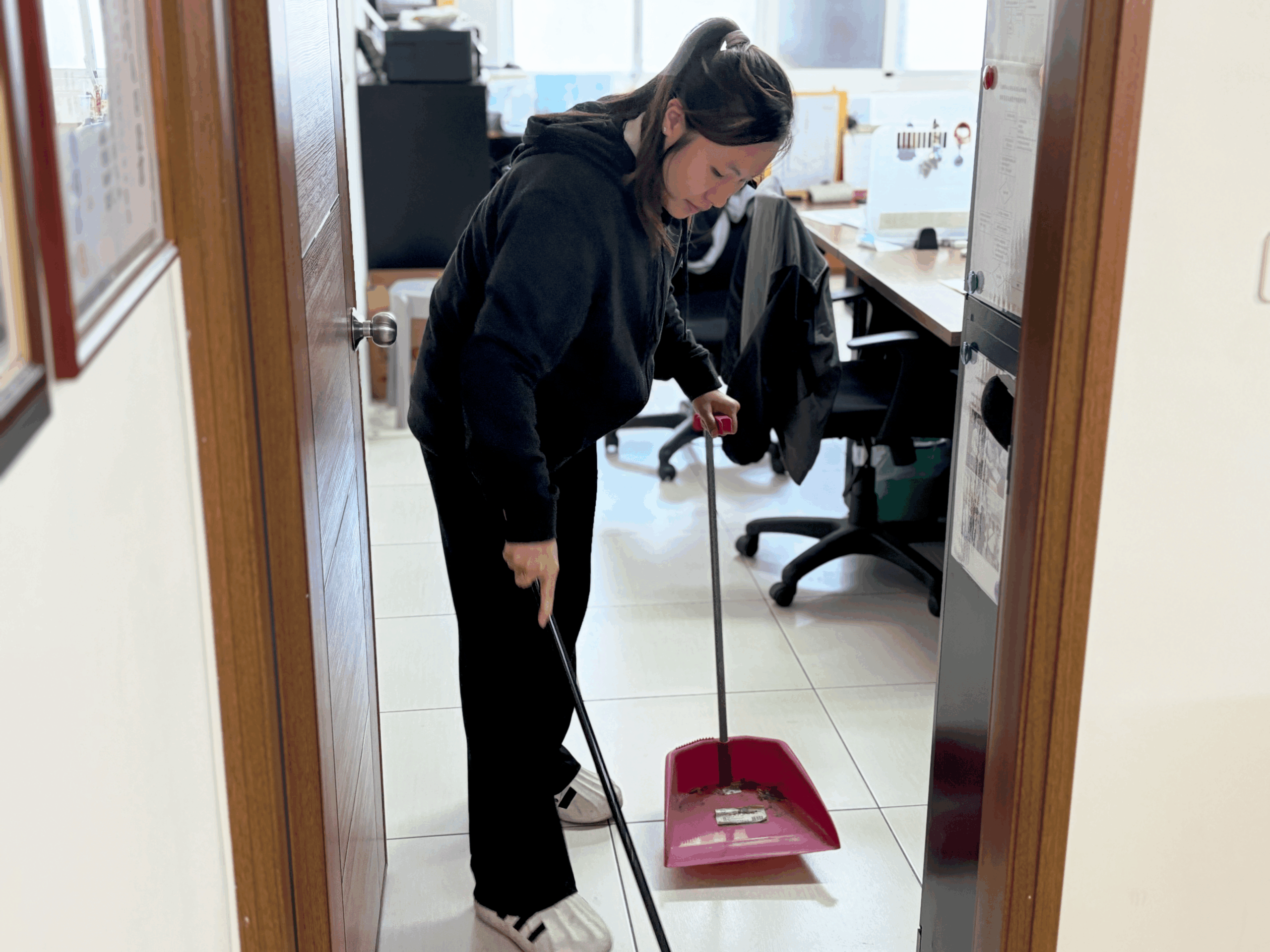 需要特別注意的是，這並非全戶的大掃除，而是針對「長輩個人的生活環境」進行基本清潔： 清理長輩的房間與床鋪，保持環境通風整潔。 清洗長輩的個人衣物與床單。 維持長輩如廁區域的清潔。