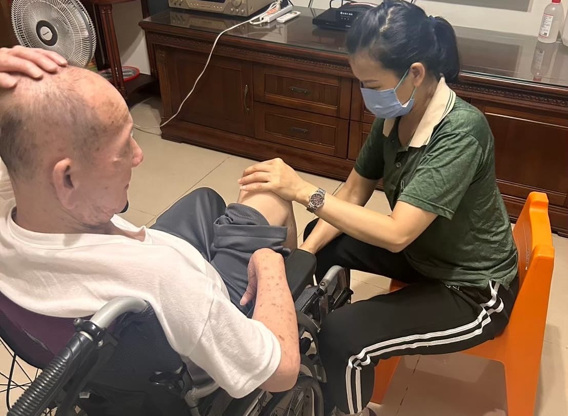 這是展現居服員專業技術最重要的一環。對於行動不便、長期臥床或體力退化的長輩，你需要提供溫柔且安全的協助：