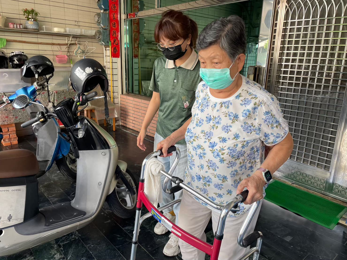 為了讓長輩在家的日子過得更平順，居服員也會協助日常起居的安排： 備餐服務 依照長輩的營養需求與牙口狀況，準備適合的餐點（例如軟食、碎食或管灌飲食）。 陪同外出與就醫 陪伴長輩到醫院回診、領藥，或是推輪椅到社區公園散步曬太陽。 安全看視與陪伴 在長輩活動時給予溫暖的陪伴，並隨時注意周遭環境安全，預防跌倒。