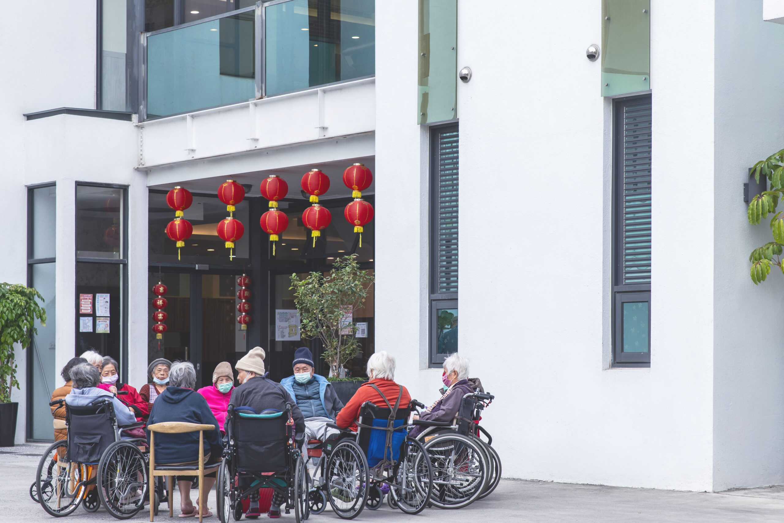 很多家屬在面對老人照顧時感到崩潰，是因為他們試圖用同一個方法應付所有問題。其實，長照就像一場分階段的耐力賽，初期缺資訊、中期缺技術、後期缺決策。唯有看清自己在哪個階段，才能精準調度資源。