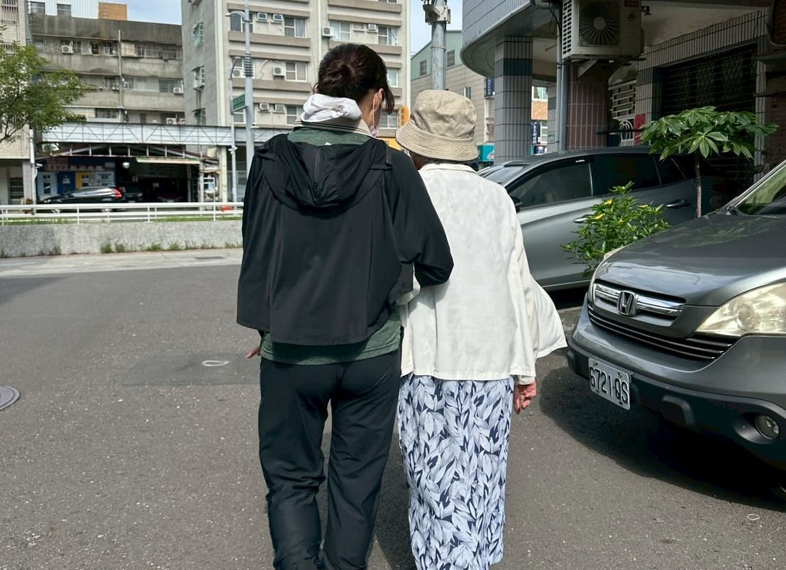 居家長照 vs 日照中心 vs 機構長照，怎麼選最划算？